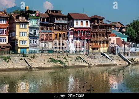 Zerbröckelnde alte Häuser am Jhelum River, Srinagar, Kaschmir, Indien Stockfoto