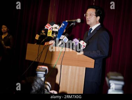 (140318) -- KUALA LUMPUR, 18. März 2014 (Xinhua) -- der chinesische Botschafter in Malaysia Huang Huikang spricht vor der Pressekonferenz in der chinesischen Botschaft in Malaysia, Kuala Lumpur, am 18. März 2014. Kein Passagier vom chinesischen Festland an Bord des fehlenden Fluges MH370 könnte an einer Entführung oder einem Terroranschlag beteiligt sein, sagte der chinesische Botschafter in Malaysia am Dienstag. Eine Hintergrundüberprüfung aller Passagiere vom chinesischen Festland habe keine Beweise für diesen Verdacht gefunden, sagte Huang Huikang. (Xinhua/He Jingjia)(Axy) MALAYSIA-KUALA LUMPUR-MISSING FLUG MH370-CHINESE AMBASSADOR-PRESS PUBLICATIONxNOTxI Stockfoto