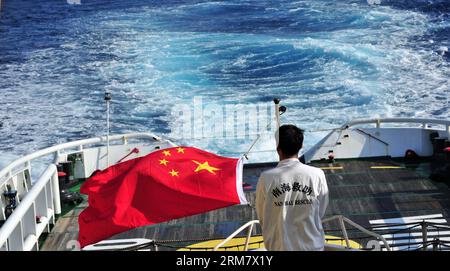 (140318) -- SÜDCHINESISCHE SEENOTRETTUNG 101 , 18. März 2014 (Xinhua) -- Sailor Li Guodong von der Südchinesischen SEENOTRETTUNG 101 hisst die chinesische Nationalflagge auf dem Schiff, 18. März 2014. Chinesische Rettungsschiffe, die am Golf von Thailand in Bereitschaft waren, setzen zur weiteren Rettung in Richtung des Rallyepunktes in Singapur. (Xinhua/Zhao Yingquan) SÜDCHINESISCHE SEENOTRETTUNG 101-FEHLENDER FLUG MH370-BERGUNGSMISSION PUBLICATIONxNOTxINxCHN Südchinesische Seenotrettung 101. März 18 2014 XINHUA Sailor verließ Guodong der Südchinesischen Seenotrettung 101 hebt die chinesische Nationalflagge AUF dem Schiff am 18. März 2014 C Stockfoto