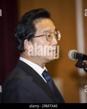 (140318) -- KUALA LUMPUR, 18. März 2014 (Xinhua) -- der chinesische Botschafter in Malaysia Huang Huikang spricht vor der Pressekonferenz in der chinesischen Botschaft in Malaysia, Kuala Lumpur, am 18. März 2014. Kein Passagier vom chinesischen Festland an Bord des fehlenden Fluges MH370 könnte an einer Entführung oder einem Terroranschlag beteiligt sein, sagte der chinesische Botschafter in Malaysia am Dienstag. Eine Hintergrundüberprüfung aller Passagiere vom chinesischen Festland habe keine Beweise für diesen Verdacht gefunden, sagte Huang Huikang. (Xinhua/He Jingjia)(Axy) MALAYSIA-KUALA LUMPUR-MISSING FLUG MH370-CHINESE AMBASSADOR-PRESS PUBLICATIONxNOTxI Stockfoto