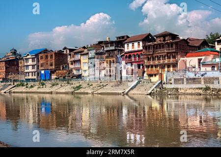 Zerbröckelnde alte Häuser am Jhelum River, Srinagar, Kaschmir, Indien Stockfoto