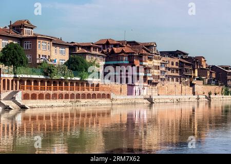 Zerbröckelnde alte Häuser am Jhelum River, Srinagar, Kaschmir, Indien Stockfoto