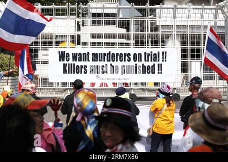 (140318) -- BANGKOK, 18. März 2014 (Xinhua) -- thailändische Anti-Regierungs-Demonstranten nehmen an einer Kundgebung vor dem Gebäude der Vereinten Nationen in Bangkok, Thailand, 18. März 2014, Teil. Das thailändische Kabinett beschloss am Dienstag, das am Mittwoch in Bangkok und den angrenzenden Provinzen verhängte Notdekret aufzuheben. (Xinhua/Rachen Sageamsak) (djj) THAILAND-BANGKOK-RALLY PUBLICATIONxNOTxINxCHN Bangkok 18. März 2014 XINHUA Thai Anti-Regierungs-Demonstranten nehmen AM 18. März 2014 an einer RALLYE vor dem Gebäude der Vereinten Nationen in Bangkok Teil Stockfoto