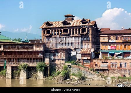 Zerbröckelnde alte Häuser am Jhelum River, Srinagar, Kaschmir, Indien Stockfoto