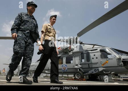 (140318) -- MANILA, 18. März 2014 (Xinhua) -- Soldaten der US Navy laufen vor einem SH-60-Hubschrauber an Bord der USS Blue Ridge (LCC-19), dem Flaggschiff der 7. US-Flotte in Manila, Philippinen, 18. März 2014. Die USS Blue Ridge kam am Dienstag in South Harbor in Manila an, um einen Kulanzbesuch zu machen, der bis zum 22. März dauern wird. (Xinhua/Rouelle Umali) (djj) PHILIPPINEN-MANILA-USS BLUE RIDGE-VISIT PUBLICATIONxNOTxINxCHN MANILA 18. März 2014 XINHUA Soldaten der US Navy gehen vor dem SH 60 Hubschrauber AN Bord der USS Blue Ridge LCC 19 der Kommandoflagge Stockfoto