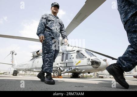 (140318) -- MANILA, 18. März 2014 (Xinhua) -- Soldaten der US Navy gehen an Bord der USS Blue Ridge (LCC-19), dem Flaggschiff der Siebten Flotte der Vereinigten Staaten in Manila, Philippinen, 18. März 2014. Die USS Blue Ridge kam am Dienstag in South Harbor in Manila an, um einen Kulanzbesuch zu machen, der bis zum 22. März dauern wird. (Xinhua/Rouelle Umali) (djj) PHILIPPINEN-MANILA-USS BLUE RIDGE-VISIT PUBLICATIONxNOTxINxCHN MANILA 18. März 2014 XINHUA-Soldaten der US Navy gehen AN Bord der USS Blue Ridge LCC 19, dem Kommandoflaggschiff der Siebten Flotte der Vereinigten Staaten in MANILA, der Philippinen Ma Stockfoto