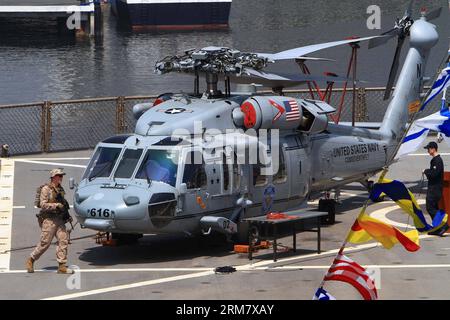 (140318) -- MANILA, 18. März 2014 (Xinhua) -- Ein Soldat der US Navy läuft vor einem SH-60-Hubschrauber an Bord der USS Blue Ridge (LCC-19), dem Flaggschiff der 7. US-Flotte in Manila, Philippinen, 18. März 2014. Die USS Blue Ridge kam am Dienstag in South Harbor in Manila an, um einen Kulanzbesuch zu machen, der bis zum 22. März dauern wird. (Xinhua/Rouelle Umali) (djj) PHILIPPINEN-MANILA-USS BLUE RIDGE-VISIT PUBLICATIONxNOTxINxCHN MANILA 18. März 2014 XINHUA ein Soldat der US Navy geht vor dem SH 60 Hubschrauber AN Bord des USS Blue Ridge LCC 19 The Command Stockfoto