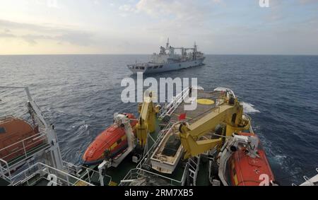 (140318) -- AN BORD DER NANHAIJIU 101, 18. März 2014 (Xinhua) -- das chinesische Rettungsschiff Nanhaijiu 101 nähert sich dem Qiandaohu Comprehensive Supply Ship (Heck), als beide nach Singapur fahren, um sich der Suche nach dem fehlenden Malaysia Airlines Flug MH370, 18. März 2014, anzuschließen. Am Dienstag um 8:00 Uhr befahl das chinesische Verkehrsministerium allen chinesischen Schiffen im Golf von Thailand, in den Gewässern südöstlich der Bucht von Bengalen und in der Nähe der Sunda-Straße zu suchen. (Xinhua/Zhao Yingquan) NANHAIJIU 101-CHINA-RETTUNGSSCHIFFE PUBLICATIONxNOTxINxCHN an Bord von Nanhaijiu 101. März 18 2014 XI Stockfoto