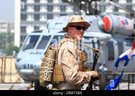 (140318) -- MANILA, 18. März 2014 (Xinhua) -- Ein Soldat der US Navy läuft vor einem SH-60-Hubschrauber an Bord der USS Blue Ridge (LCC-19), dem Flaggschiff der 7. US-Flotte in Manila, Philippinen, 18. März 2014. Die USS Blue Ridge kam am Dienstag in South Harbor in Manila an, um einen Kulanzbesuch zu machen, der bis zum 22. März dauern wird. (Xinhua/Rouelle Umali) (djj) PHILIPPINEN-MANILA-USS BLUE RIDGE-VISIT PUBLICATIONxNOTxINxCHN MANILA 18. März 2014 XINHUA ein Soldat der US Navy geht vor dem SH 60 Hubschrauber AN Bord des USS Blue Ridge LCC 19 The Command Stockfoto