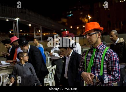 JERUSALEM, 17. März 2014 - jüdische Männer beten an der Westmauer in der Altstadt von Jerusalem während der Purim-Feiertage am 17. März 2014. Purim, dieses Jahr von Sonnenuntergang, 15. März bis Einbruch der Nacht, 16. März und einen Tag später in Jerusalem gefeiert, ist einer der freudigsten und lustigsten Feiertage im jüdischen Kalender. Es erinnert an eine Zeit, in der das jüdische Volk in Persien vor der Vernichtung gerettet wurde. (Xinhua/Li Rui) MIDEAST-JERUSALEM-PURIM-FEIER PUBLICATIONxNOTxINxCHN Jerusalem 17. März 2014 Jüdische Männer beten AN der Westmauer in der Altstadt von Jerusalem während des Purim-Feiertags AM M Stockfoto