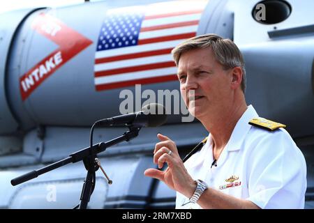 (140318) -- MANILA, 18. März 2014 (Xinhua) -- Kommandeur der 7. US-Flotte, Vizeadmiral Robert Thomas, spricht mit den Medien an Bord der USS Blue Ridge (LCC-19), dem Flaggschiff der 7. US-Flotte in Manila auf den Philippinen, 18. März 2014. Die USS Blue Ridge kam am Dienstag in South Harbor in Manila an, um einen Kulanzbesuch zu machen, der bis zum 22. März dauern wird. (Xinhua/Rouelle Umali) (djj) PHILIPPINEN-MANILA-USS BLUE RIDGE PUBLICATIONxNOTxINxCHN Manila 18. März 2014 XINHUA Kommandeur der Siebten US-Flotte Vizeadmiral Robert Thomas spricht mit den Medien AN Bord der USS Blue Ridge LC Stockfoto