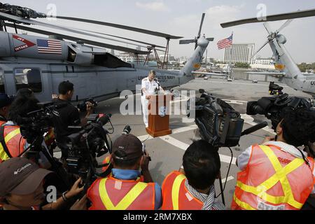 (140318) -- MANILA, 18. März 2014 (Xinhua) -- Kommandeur der 7. US-Flotte, Vizeadmiral Robert Thomas (C) spricht mit den Medien an Bord der USS Blue Ridge (LCC-19), dem Flaggschiff der 7. US-Flotte in Manila, Philippinen, 18. März 2014. Die USS Blue Ridge kam am Dienstag in South Harbor in Manila an, um einen Kulanzbesuch zu machen, der bis zum 22. März dauern wird. (Xinhua/Rouelle Umali) (djj) PHILIPPINEN-MANILA-USS BLUE RIDGE PUBLICATIONxNOTxINxCHN Manila 18. März 2014 XINHUA Kommandeur der Siebten US-Flotte Vizeadmiral Robert Thomas C spricht mit den Medien AN Bord der USS Blue Ri Stockfoto