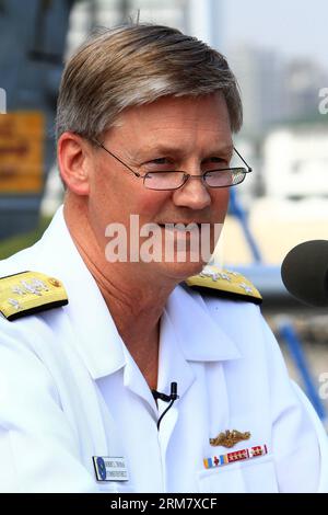 (140318) -- MANILA, 18. März 2014 (Xinhua) -- Kommandeur der 7. US-Flotte, Vizeadmiral Robert Thomas, spricht mit den Medien an Bord der USS Blue Ridge (LCC-19), dem Flaggschiff der 7. US-Flotte in Manila auf den Philippinen, 18. März 2014. Die USS Blue Ridge kam am Dienstag in South Harbor in Manila an, um einen Kulanzbesuch zu machen, der bis zum 22. März dauern wird. (Xinhua/Rouelle Umali) (djj) PHILIPPINEN-MANILA-USS BLUE RIDGE PUBLICATIONxNOTxINxCHN Manila 18. März 2014 XINHUA Kommandeur der Siebten US-Flotte Vizeadmiral Robert Thomas spricht mit den Medien AN Bord der USS Blue Ridge LC Stockfoto