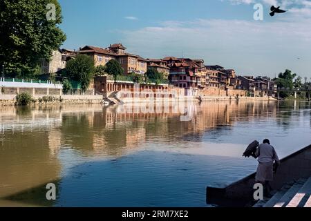 Zerbröckelnde alte Häuser am Jhelum River, Srinagar, Kaschmir, Indien Stockfoto