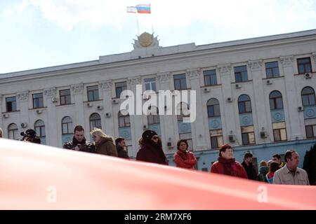 (140318) -- SIMFEROPOL, 18. März 2014 (Xinhua) -- das Volk der Krim feiert die Aufnahme der Krim als Teil der Russischen Föderation in Simferopol, der Republik Krim, 18. März 2014. Der russische Präsident Wladimir Putin und die Führer der Krim unterzeichneten am Dienstag einen vertrag, der die Republik Krim und die Stadt Sewastopol als Teil des russischen Territoriums akzeptierte. (Xinhua/Sadat) (srb) KRIM-SIMFEROPOL-RUSSLAND-VERTRAG PUBLICATIONxNOTxINxCHN SIMFEROPOL 18. März 2014 Prominente von XINHUA feiern die Aufnahme der Krim als Teil der Russischen Föderation in SIMFEROPOL der Republik Krim 18. März 20 Stockfoto