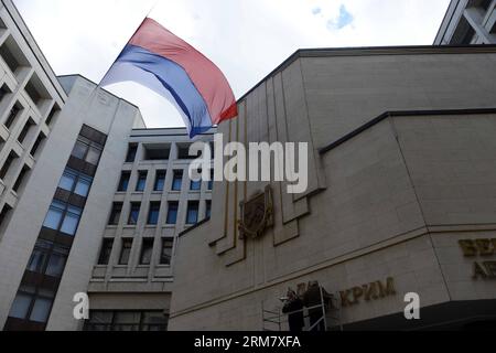 (140318) -- SIMFEROPOL, 18. März 2014 (Xinhua) -- Arbeiter demontieren die ukrainischen Schilder auf dem Krim-Parlamentsgebäude in Simferopol, Republik Krim, 18. März 2014. Der russische Präsident Wladimir Putin und die Führer der Krim unterzeichneten am Dienstag einen vertrag, der die Republik Krim und die Stadt Sewastopol als Teil des russischen Territoriums akzeptierte. (Xinhua/Sadat) (srb) KRIM-SIMFEROPOL-RUSSLAND-VERTRAG PUBLICATIONxNOTxINxCHN SIMFEROPOL 18. März 2014 XINHUA-Arbeiter demontieren die ukrainischen Zeichen AUF DEM Parlamentsgebäude in SIMFEROPOL der Republik Krim 18. März 2014 russischer Präsident Wladimir Stockfoto