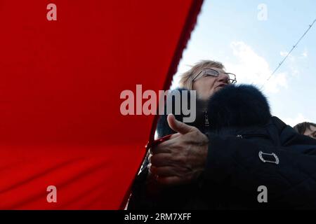 (140318) -- SIMFEROPOL, 18. März 2014 (Xinhua) -- das Volk der Krim feiert die Aufnahme der Krim als Teil der Russischen Föderation in Simferopol, der Republik Krim, 18. März 2014. Der russische Präsident Wladimir Putin und die Führer der Krim unterzeichneten am Dienstag einen vertrag, der die Republik Krim und die Stadt Sewastopol als Teil des russischen Territoriums akzeptierte. (Xinhua/Sadat) (srb) KRIM-SIMFEROPOL-RUSSLAND-VERTRAG PUBLICATIONxNOTxINxCHN SIMFEROPOL 18. März 2014 Prominente von XINHUA feiern die Aufnahme der Krim als Teil der Russischen Föderation in SIMFEROPOL der Republik Krim 18. März 20 Stockfoto