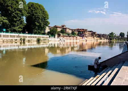 Zerbröckelnde alte Häuser am Jhelum River, Srinagar, Kaschmir, Indien Stockfoto