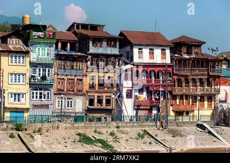 Zerbröckelnde alte Häuser am Jhelum River, Srinagar, Kaschmir, Indien Stockfoto