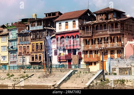 Zerbröckelnde alte Häuser am Jhelum River, Srinagar, Kaschmir, Indien Stockfoto
