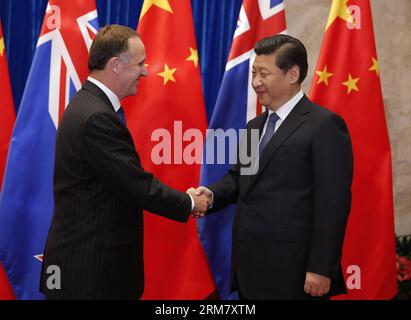 (140319) -- PEKING, 19. März 2014 (Xinhua) -- der chinesische Präsident Xi Jinping (R) trifft sich mit dem neuseeländischen Premierminister John Key in Peking, der Hauptstadt Chinas, am 19. März 2014. John Key besucht China vom 18. Bis 20. März auf Einladung des chinesischen Ministerpräsidenten Li Keqiang. (Xinhua/Ju Peng) (zc) CHINA-BEIJING-XI JINPING-NEW ZEALAND-PM-MEETING (CN) PUBLICATIONxNOTxINxCHN Peking 19. März 2014 XINHUA der chinesische Präsident XI Jinping r trifft sich mit dem neuseeländischen Ministerpräsidenten John Key in der chinesischen Hauptstadt Peking 19. März 2014 John Key besucht Chi Stockfoto