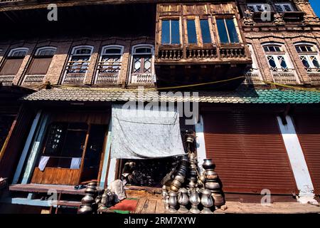 Zerbröckelnde alte Häuser am Jhelum River, Srinagar, Kaschmir, Indien Stockfoto