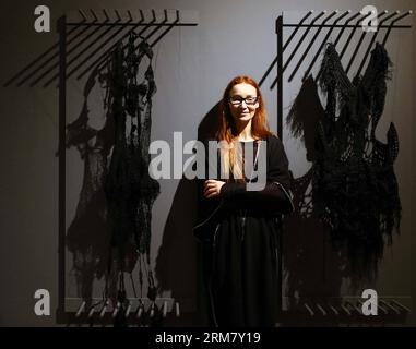 (140320) -- Frankfurt, (Xinhua) -- die Designerin Barbara i Gongini von den Färöer Inseln erscheint am 19. März 2014 in der Pressevorschau der Weather Diaries:3rd Nordic Fashion Biennale im Museum Angewandte Kunst in Frankfurt. Vom 21. März bis 22. Juni 2014 findet in Frankfurt die 3. Nordic Fashion Biennale statt, auf der junge Modemacher und etablierte Designer aus Grönland, Island und den Färöern vorgestellt werden. Die Ausstellung von Cooper&Gorfer The Weather Diaries im Museum Angewandte Kunst bildet den Kern der Biennale. (Xinhua/Luo Huanhuan) GERMANY-FRANKFURT-NORDIC FASHION Stockfoto