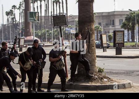 (140319) -- KAIRO, 19. März 2014 (Xinhua) -- Aufständische Polizisten treffen auf antimilitärische Universitätsstudenten in der Nähe der Universität Kairo, Ägypten, 19. März 2014. Mehrere Zusammenstöße ereigneten sich am Mittwoch zwischen Anhängern des vertriebenen Präsidenten Mohamed Mursi und Aufständischen im ganzen Land, von denen einer mit einem erschossenen Teenager in der ägyptischen Provinz Beni Sweif endete, berichtete die staatliche Zeitung Ahram auf ihrer Website. (Xinhua/Amru Salahuddien) ÄGYPTEN-KAIRO-CLASH PUBLICATIONxNOTxINxCHN Kairo 19. März 2014 XINHUA Riot Polizistinnen Clash mit Studenten der Anti-Militär-Universität in der Nähe der Cairo University EY Stockfoto
