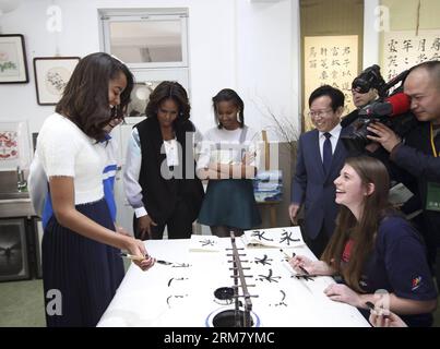 DIE Tochter Malia (1. L) der US-First Lady Michelle Obama trifft ihre Schulkollegin (1. R Front), die am 21. März 2014 an der Second High School der Beijing Normal University in Peking, der Hauptstadt Chinas, studiert. (Xinhua/Lan Hongguang) (hdt) CHINA-BEIJING-MICHELLE OBAMA-HIGH SCHOOL-VISIT (CN) PUBLICATIONxNOTxINxCHN Beijing US First Lady Michelle Obama S Tochter Malia 1st l trifft ihre Schulkameraden 1st r Front, die AN der Second High School AN der Beijing Normal University AN der Schule in Peking Hauptstadt von China studieren 21. März 2014 XINHUA Lan Hongguang HDT China Stockfoto