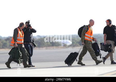 (140321) -- PERTH, 21. März 2014 (Xinhua) -- Besatzungsmitglieder des Such- und Rettungsflugzeugs AP-3C Orion kehren nach der Suchmission auf dem Flugplatz Pearce bei Perth, Australien, am 21. März 2014 zurück. Das führende Suchflugzeug der Royal Australian Air Force (RAAF) ist am Freitag aus dem abgelegenen südlichen Ozean zurückgekehrt, wobei ein Geschwaderkapitän keine Spur oder mögliche Sichtungen des fehlenden Fluges MH 370 der Malaysia Airlines meldet. (Xinhua/Xu Yanyan) AUSTRALIA-PERTH-MALAYSIA-MISSING FLIGHT-NO TRACE PUBLICATIONxNOTxINxCHN Perth 21. März 2014 XINHUA Crew Mitglieder der AP 3c Orion Search and Rescue Aircraft Ret Stockfoto