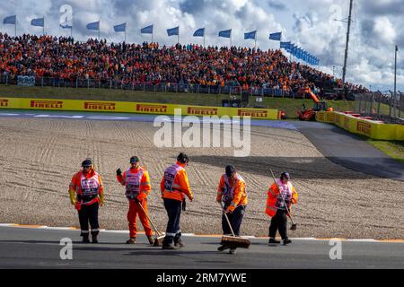 Zandvoort, Niederlande. 27. August 2023. Zandvoort, Niederlande, 26. August 2023; Qualifying Dutch Formula 1 Grand Prix, Marshal's Cleaning the Track - Bild und Copyright von Leo VOGELZANG/ATP Images (VOGELZANG Leo/ATP/SPP) Credit: SPP Sport Press Photo. Alamy Live News Stockfoto