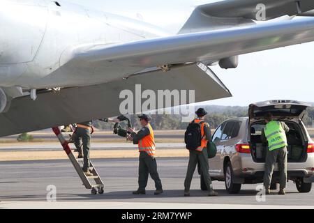 (140321) -- PERTH, 21. März 2014 (Xinhua) -- Besatzungsmitglieder des Such- und Rettungsflugzeugs AP-3C Orion kehren nach der Suchmission auf dem Flugplatz Pearce bei Perth, Australien, am 21. März 2014 zurück. Das führende Suchflugzeug der Royal Australian Air Force (RAAF) ist am Freitag aus dem abgelegenen südlichen Ozean zurückgekehrt, wobei ein Geschwaderkapitän keine Spur oder mögliche Sichtungen des fehlenden Fluges MH 370 der Malaysia Airlines meldet. (Xinhua/Xu Yanyan) AUSTRALIA-PERTH-MALAYSIA-MISSING FLIGHT-NO TRACE PUBLICATIONxNOTxINxCHN Perth 21. März 2014 XINHUA Crew Mitglieder der AP 3c Orion Search and Rescue Aircraft Ret Stockfoto