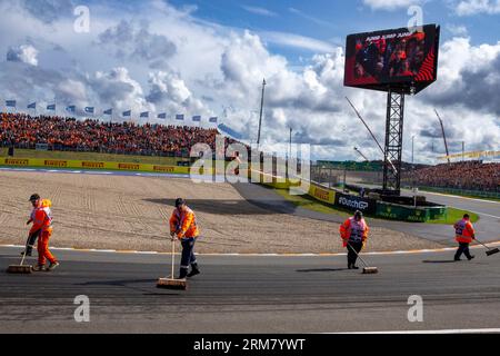 Zandvoort, Niederlande. 27. August 2023. Zandvoort, Niederlande, 26. August 2023; Qualifying Dutch Formula 1 Grand Prix, Marshal's Cleaning the Track - Bild und Copyright von Leo VOGELZANG/ATP Images (VOGELZANG Leo/ATP/SPP) Credit: SPP Sport Press Photo. Alamy Live News Stockfoto