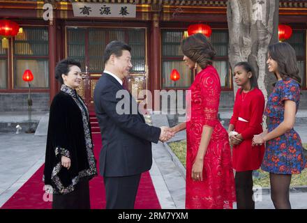 (140321) -- PEKING, 21. März 2014 (Xinhua) -- der chinesische Präsident Xi Jinping (2. L) und seine Frau Peng Liyuan (1. L) treffen sich mit der First Lady Michelle Obama (C) in Peking, der Hauptstadt Chinas, am 21. März 2014. (Xinhua/Huang Jingwen)(wjq) CHINA-BEIJING-XI JINPING-MICHELLE OBAMA-MEETING (CN) PUBLICATIONxNOTxINxCHN Peking 21. März 2014 XINHUA chinesischer Präsident Xi Jinping 2. L und seine Frau Peng Liyuan 1. L treffen sich mit US First Lady Michelle Obama C in Peking Hauptstadt China 21. März 2014 XINHUPING Jini XINGA China Obama trifft CN PUBLICATIONxNOTxINxCHN Stockfoto