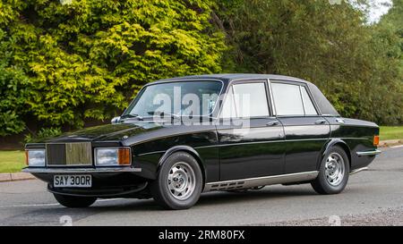 Whittlebury, Northants, UK - 26. August 2023: 1977 schwarz, Panther Rio Auto fährt auf einer englischen Landstraße Stockfoto