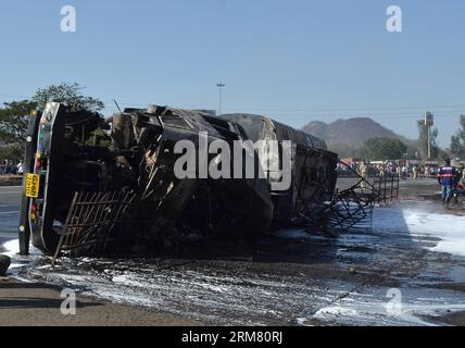 Der umgestürzte Tanker ist in Charoti Naka im Distrikt Dahanu in Maharashtra, Indien, am 22. März 2014 zu sehen. Sieben Menschen starben und neun erlitten Verbrennungen, als am Samstagnachmittag ein Tanker auf der Autobahn Mumbai-Ahmedabad explodierte, berichteten lokale Medien. (Xinhua/Stringer) INDIEN-MAHARASHTRA-TANKER-FEUER PUBLICATIONxNOTxINxCHN die umgestürzten Tanker SIND Seen in Naka im Distrikt Maharashtra Indien 22. März 2014 Sieben Prominente starben und neun wurden bei der Explosion eines Tankers AUF DEM Mumbai Ahmedabad National Highway AM Samstag Mittag von den lokalen Medien berichtet Stockfoto