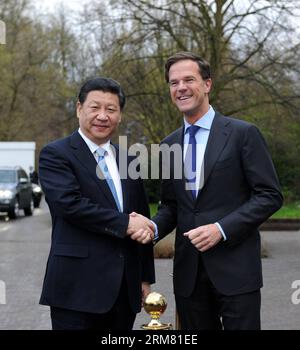 (140323) -- DEN HAAG, 23. März 2014 (Xinhua) -- DER chinesische Präsident Xi Jinping (L) schüttelt mit dem niederländischen Premierminister Mark Rutte vor ihren Gesprächen in den Haag, den Niederlanden, am 23. März 2014 die Hände. (Xinhua/Rao Aimin) (cjq) NIEDERLANDE-CHINA-XI JINPING-MARK RUTTE-TALKS (CN) PUBLICATIONxNOTxINxCHN den Haag 23. März 2014 XINHUA der chinesische Präsident XI Jinping l gibt den niederländischen Ministerpräsidenten Mark Rutte vor ihren Gesprächen in den Haag die Niederlande 23. März 2014 XINHUA RAO Aimin Niederlande China Xi Jinping Mark NORutte spricht CN PUCHATXINNICxBLINN Stockfoto