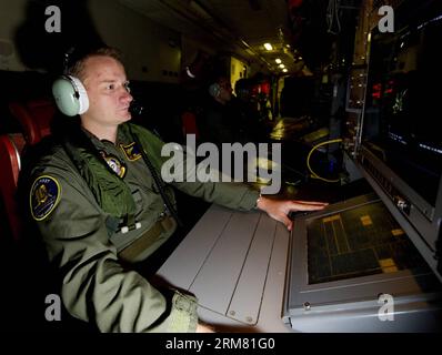 CANBERRA, 22. März 2014 (Xinhua) -- dieses Foto aufgenommen am 22. März, 2014 und veröffentlicht von der Australian Defense Force, zeigt, dass Royal Australian Air Force (RAAF) Warrant Officer Michal Mikeska betreibt die Radarstation an Bord einer AP-3C Orion über dem südlichen Indischen Ozean als Teil der Australian Maritime Safety Authority-geführten Suche nach Malaysia Airlines Flug MH370, 22. März 2014. (Xinhua)(zjl) AUSTRALIA-CANBERRA-MISSING MALAYSIAN FLUGZEUG-SUCHE PUBLICATIONxNOTxINxCHN Canberra 22. März 2014 XINHUA dieses Foto wurde AM 22. März 2014 von der australischen Verteidigungsstreitmacht veröffentlicht und zeigt Thatcher Royal Stockfoto