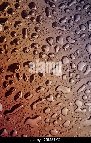 Wassertropfen – abstrakte Wassertropfen auf wasserdichtem Material Stockfoto