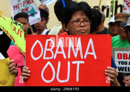 (140324) -- QUEZON CITY, 24. März 2014 (Xinhua) -- Aktivisten halten Plakate während einer Protestkundgebung am Tor des Hauptquartiers der Streitkräfte der Philippinen (AFP) in Quezon City, Philippinen, 24. März 2014. Die Aktivisten hielten die Protestkundgebung ab, als sich die Philippinen und die USA für die 7. Verhandlungsrunde für die verstärkte Verteidigungszusammenarbeit treffen, die den USA Zugang zu den philippinischen Militärbasen gewähren wird, ein paar Wochen vor dem Staatsbesuch von US-Präsident Barack Obama. (Xinhua/Rouelle Umali)(bxq) PHILIPPINEN-QUEZON CITY-ANTI-US-PROTEST PUBLICATIONxNOTxINxCHN Quezon Stockfoto