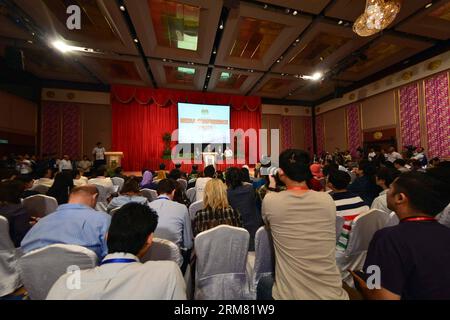 (140324) -- KUALA LUMPUR, 24. März 2014 (Xinhua) -- der malaysische Premierminister Najib Razak spricht während einer Pressekonferenz in Kuala Lumpur, Malaysia, 24. März 2014. Eine neue Analyse der Statellitdaten deutet darauf hin, dass der vermisste Malaysia Airlines Flug MH370 im südländischen Indischen Ozean endete, sagte der malaysische Premierminister Najib Razak am Montag. (Xinhua/Chong Voon Chung) (bxq) MALAYSIA-CHINA-MISSING FLUGZEUG-ENDED PUBLICATIONxNOTxINxCHN Kuala Lumpur 24. März 2014 XINHUA der malaysische Premierminister Najib Razak spricht während einer Pressekonferenz in Kuala Lumpur Malaysia 24. März 2014 neue Analyse von D Stockfoto