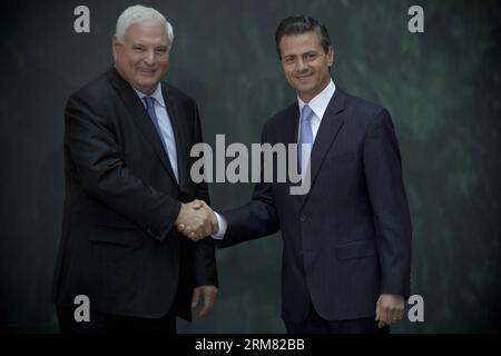 MEXIKO-STADT, 24. März 2014 (Xinhua) – mexikanischer Präsident Enrique Pena Nieto (R) schüttelt am 24. März 2014 in Mexiko-Stadt, der Hauptstadt Mexikos, mit seinem panamaischen Amtskollegen Ricardo Martinelli die Hand. Martinelli ist auf offiziellem Besuch in Mexiko. (Xinhua/Alejandro Ayala) (rh) (sp) MEXIKO-PANAMAISCHER PRÄSIDENT-BESUCH PUBLICATIONxNOTxINxCHN Mexiko-Stadt 24. März 2014 XINHUA MEXIKANISCHER Präsident Enrique Pena Nieto r schüttelt DIE Hand mit seinem panamaischen Teil Ricardo Martinelli in Mexiko-Stadt Hauptstadt von Mexiko AM 24. März 2014 IST Martinelli AUF offiziellem Besuch in Mexiko XINHUA Alejandro Ayala RH Mexico P Stockfoto