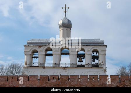 Der alte Glockenturm von St. Sophia Kathedrale an einem bewölkten Apriltag. Weliki Nowgorod, Russland Stockfoto