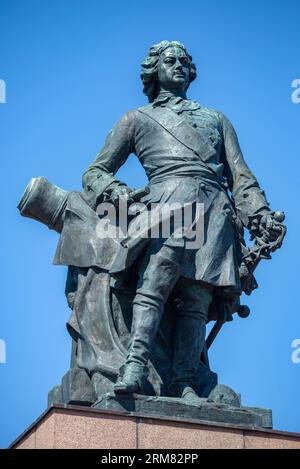 WYBORG, RUSSLAND - 9. MAI 2018: Denkmal für den russischen Kaiser Peter den Großen (1910 geschaffen) Nahaufnahme an einem sonnigen Tag. Petrovsky Park Stockfoto