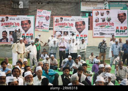 (140325) -- VARANASI, 25. März 2014 (Xinhua) -- Menschen nehmen an der Kundgebung der AAM Aadmi Party (AAP), oder der Common man s Party, in Varanasi, Uttar Pradesh von Indien, am 25. März 2014 Teil. Eine junge indische Anti-Korruptions-Partei AAM Aadmi Party hielt am Dienstag eine Kundgebung in der heiligen Stadt Varanasi für die Parlamentswahlen im April ab. Indien wird laut der unabhängigen Wahlkommission des Landes am 7. April dieses Jahres zur Wahl gehen. (Xinhua/Zheng HUANSONG) INDIA-VARANASI-ELECTION-AAP-RALLY PUBLICATIONxNOTxINxCHN Varanasi März 25 2014 XINHUA Prominente nehmen an der Rally der AAM Party AAP oder der Comm Teil Stockfoto