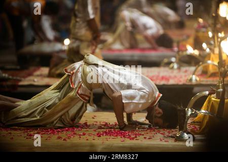 (140325) -- VARANASI, 25. März 2014 (Xinhua) -- Priester führen Ganges Aarti in Varanasi auf, einer alten und hinduistischen heiligen Stadt am Ufer des Ganges, Indien, 25. März 2014. Die Ganges Aarti ist die rituelle Zeremonie der Hindus, die ihr Engagement für die Flussgötter zeigt. Aufgrund seiner Dressings und seines einzigartigen Stils ist die großartige Veranstaltung zu einem muss in Varanasi geworden und zieht jeden Tag Touristen aus der ganzen Welt an. (Xinhua/Zheng HUANSONG) INDIA-VARANASI-GANGA AARTI PUBLICATIONxNOTxINxCHN Varanasi März 25 2014 XINHUA Priester führen Ganges Aarti in Varanasi zu Alt und H Stockfoto