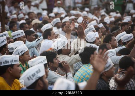 (140325) -- VARANASI, 25. März 2014 (Xinhua) -- Menschen nehmen an der Kundgebung der AAM Aadmi Party (AAP), oder der Common man s Party, in Varanasi, Uttar Pradesh von Indien, am 25. März 2014 Teil. Eine junge indische Anti-Korruptions-Partei AAM Aadmi Party hielt am Dienstag eine Kundgebung in der heiligen Stadt Varanasi für die Parlamentswahlen im April ab. Indien wird laut der unabhängigen Wahlkommission des Landes am 7. April dieses Jahres zur Wahl gehen. (Xinhua/Zheng HUANSONG) INDIA-VARANASI-ELECTION-AAP-RALLY PUBLICATIONxNOTxINxCHN Varanasi März 25 2014 XINHUA Prominente nehmen an der Rally der AAM Party AAP oder der Comm Teil Stockfoto