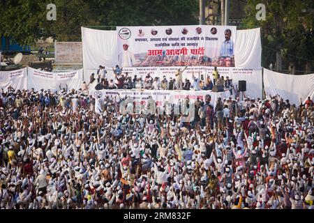 (140325) -- VARANASI, 25. März 2014 (Xinhua) -- Menschen nehmen an der Kundgebung der AAM Aadmi Party (AAP), oder der Common man s Party, in Varanasi, Uttar Pradesh von Indien, am 25. März 2014 Teil. Eine junge indische Anti-Korruptions-Partei AAM Aadmi Party hielt am Dienstag eine Kundgebung in der heiligen Stadt Varanasi für die Parlamentswahlen im April ab. Indien wird laut der unabhängigen Wahlkommission des Landes am 7. April dieses Jahres zur Wahl gehen. (Xinhua/Zheng HUANSONG) INDIA-VARANASI-ELECTION-AAP-RALLY PUBLICATIONxNOTxINxCHN Varanasi März 25 2014 XINHUA Prominente nehmen an der Rally der AAM Party AAP oder der Comm Teil Stockfoto