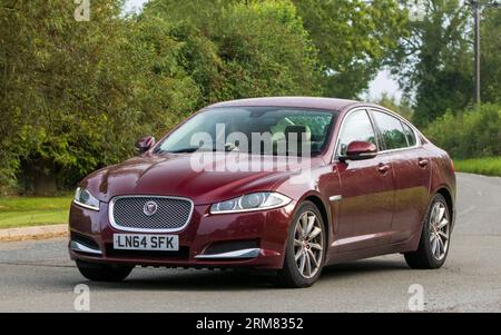 Whittlebury, Northants, UK - 26. August 2023: 2014 rotes Jaguar XF-Auto, das auf einer englischen Landstraße fährt Stockfoto