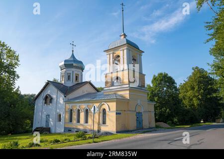 Antike Kirche der Heiligen Dreifaltigkeit in der Redyatina Straße an einem sonnigen Julitag. Weliki Nowgorod, Russland Stockfoto